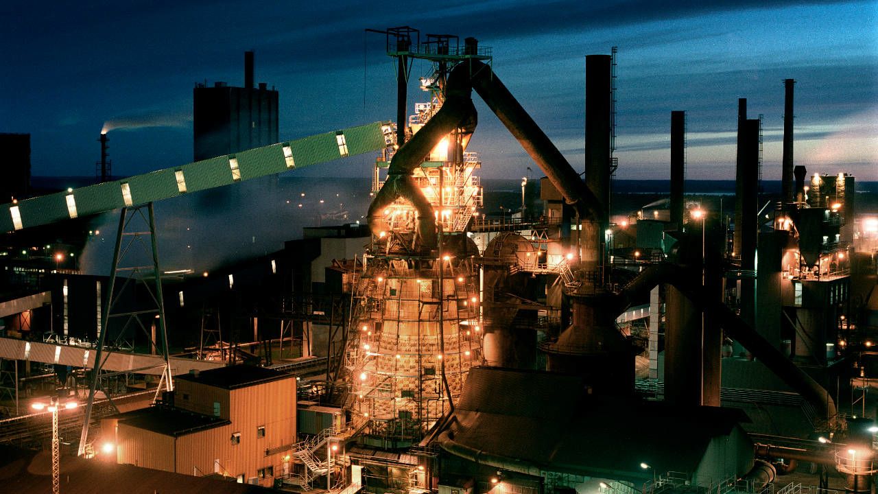 Imagem noturna da usina siderúrgica da SSAB