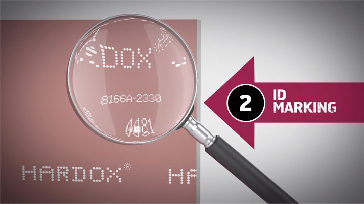 Hình ảnh phóng to của dấu chứng nhận ID có thể tra cứu được trên một tấm thép chống mòn Hardox®.
