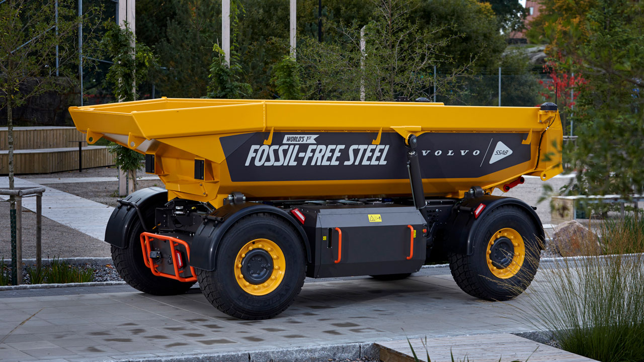 O primeiro veículo do mundo com aços produzidos sem combustíveis fósseis: um transportador de cargas de mineração autônomo do Volvo Group