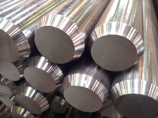 Shiny, bright steel bars in Hardox® steel that have precise shapes and tight dimensional tolerances