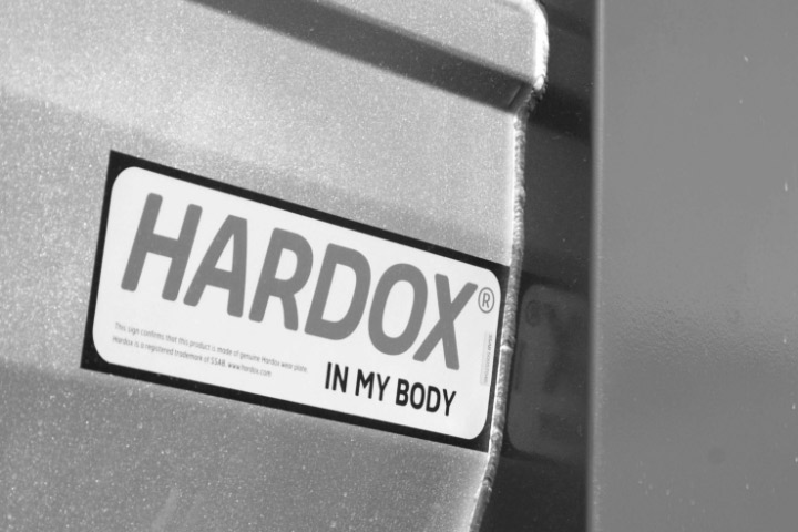 Marcajul Hardox® In My Body de pe echipament înseamnă că este fabricat din oțel de uzură Hardox® și certificat la cea mai înaltă calitate