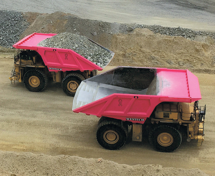 两辆粉红色的矿用运输卡车，采用 Hardox 耐磨板制成