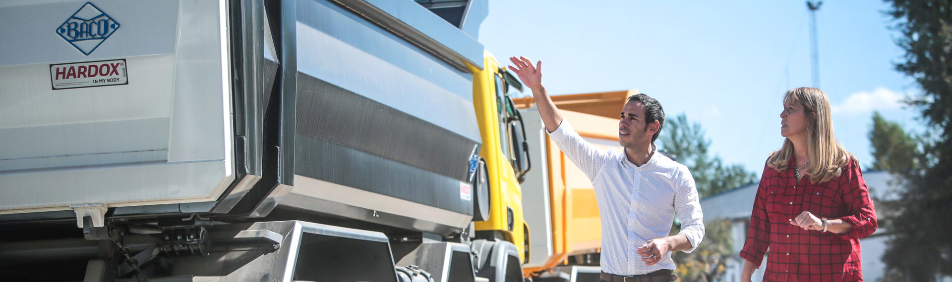 I dipendenti di Industrias Baco ammirano un camion ribaltabile realizzato in acciaio Hardox 500 Tuf.