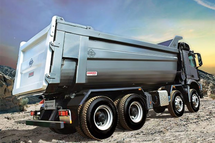 由 Hardox 500 Tuf 制成的自卸车车身，带有锥形侧板，可简化粘土或沙子的卸料过程。