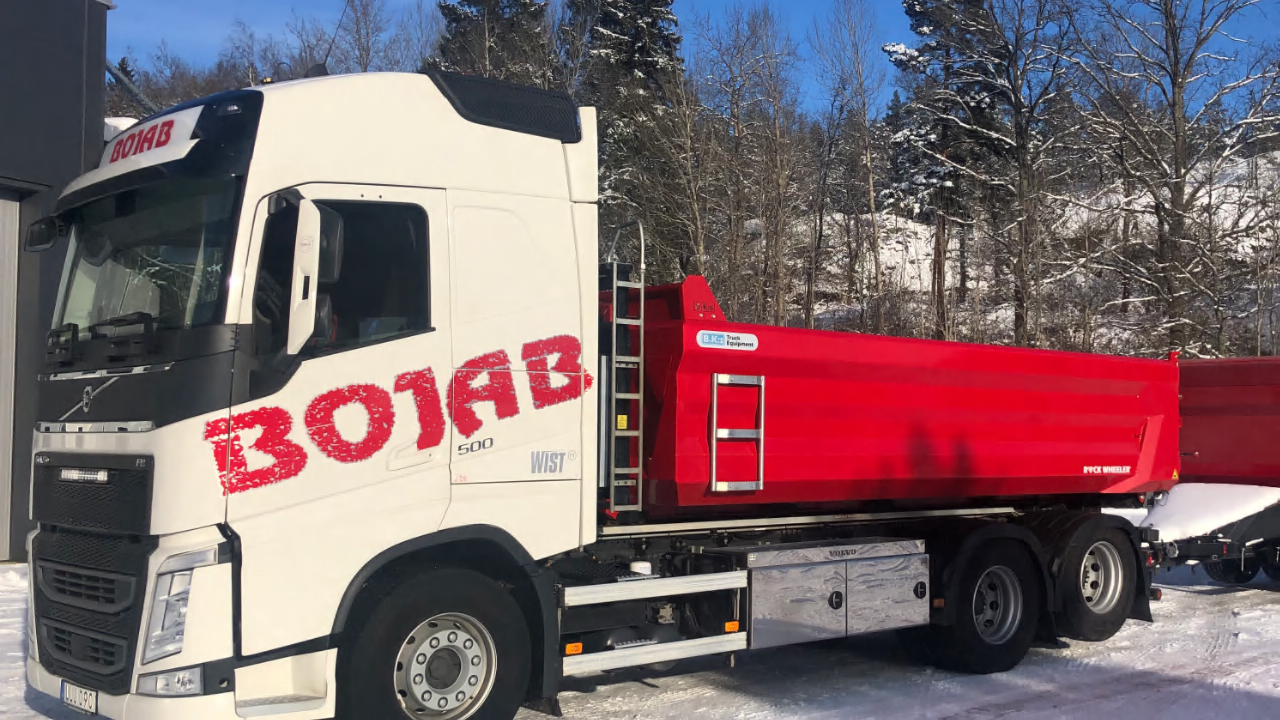 Bojab公司的一辆由B.K:s生产的自卸拖车在雪中行驶。由Hardox® 500 Tuf钢材制成，适用于最恶劣的条件。