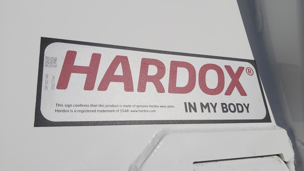 Un grand autocollant Hardox® In My Body sur une remorque minière