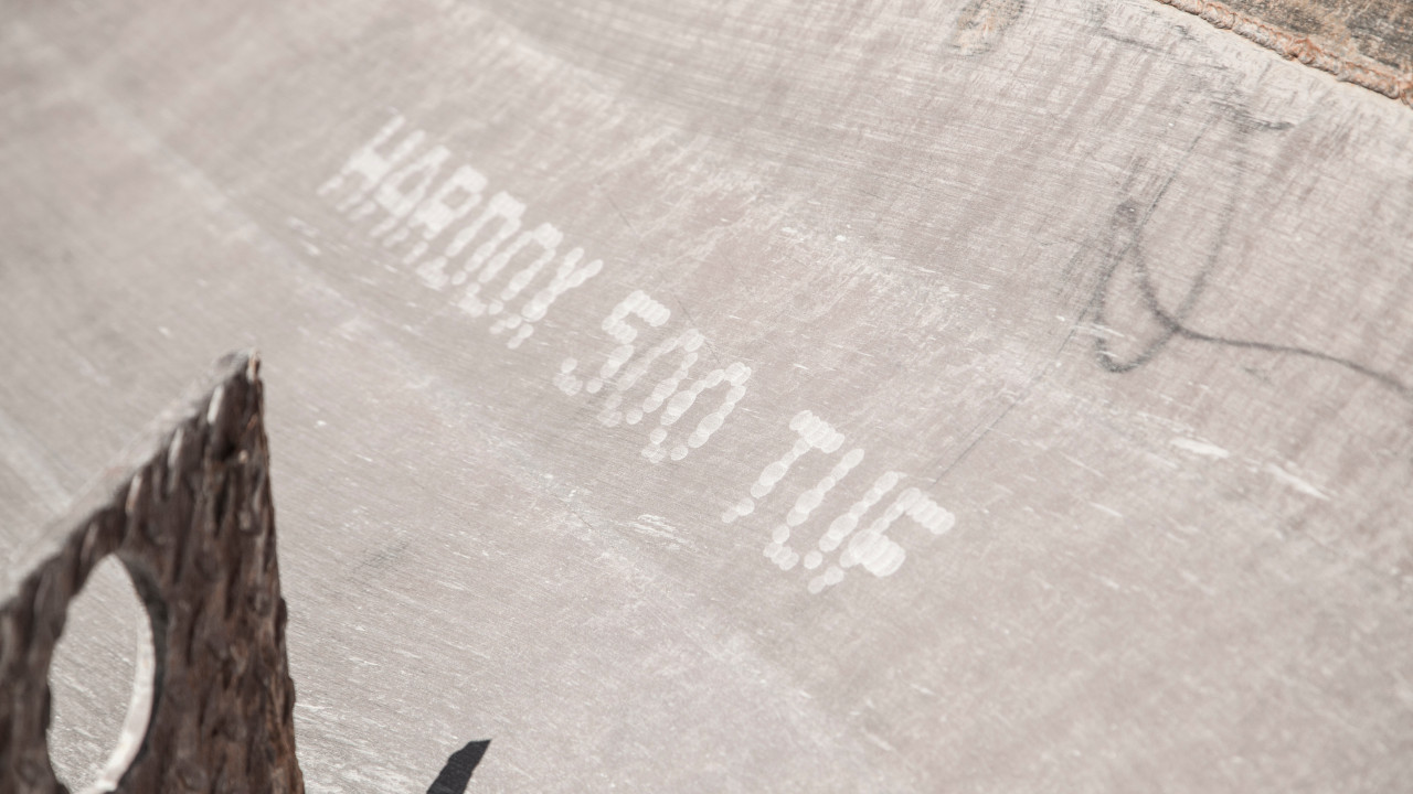 Надпись «hardox 500 tuf» на стальном листе