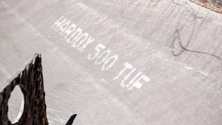 Надпись «hardox 500 tuf» на стальном листе