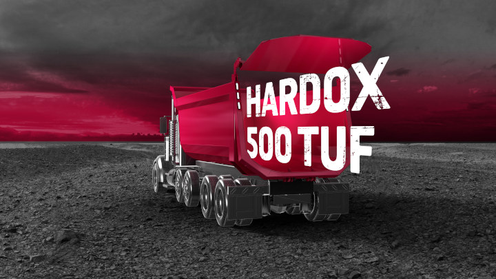 自卸车车身上的 hardox 500 tuf 标志