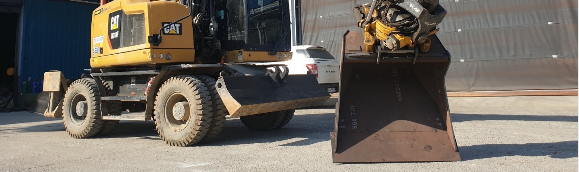 A caterpillar truck with bucket made in Hardox® 500 Tuf steel.