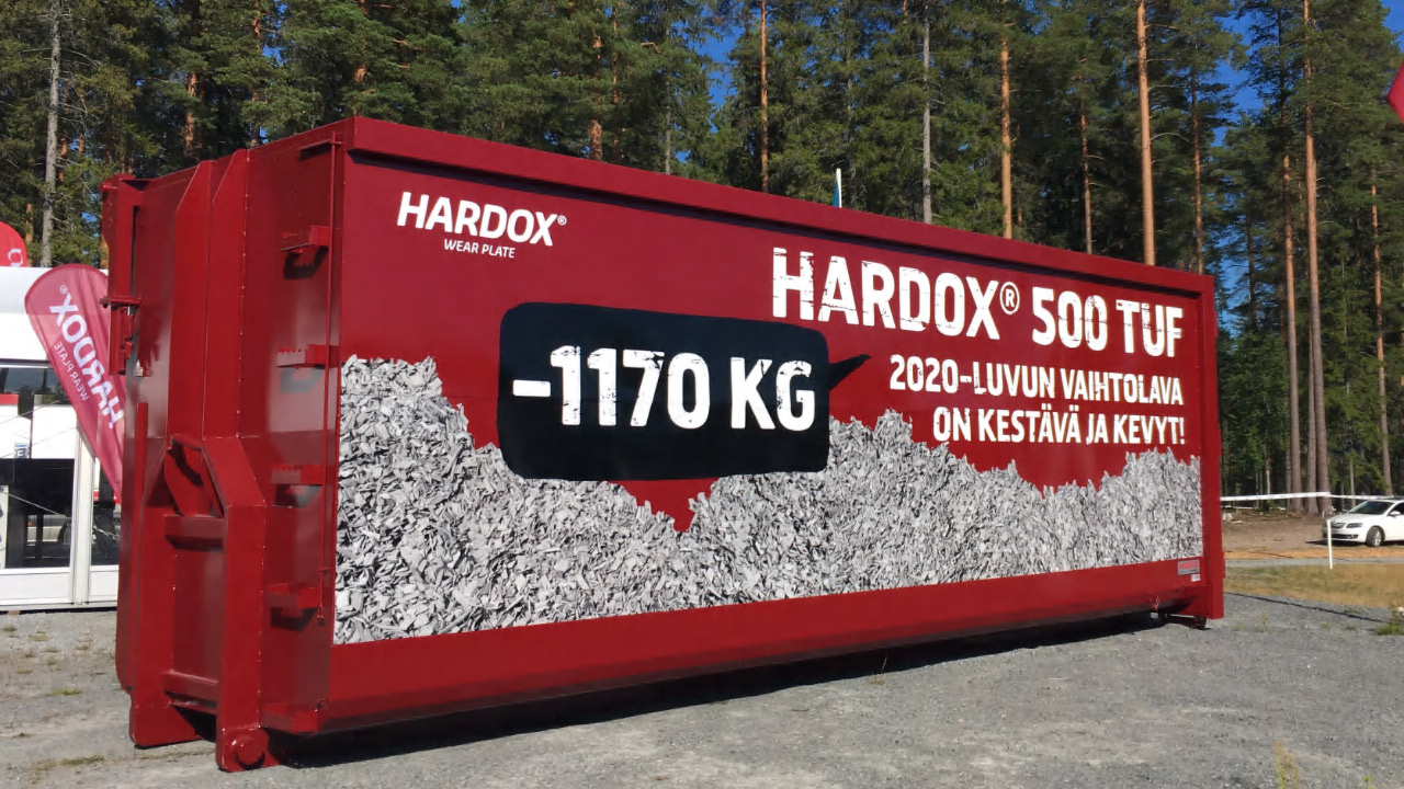 Un container in acciaio rosso brillante nella foresta, realizzato in acciaio Hardox 500 Tuf.
