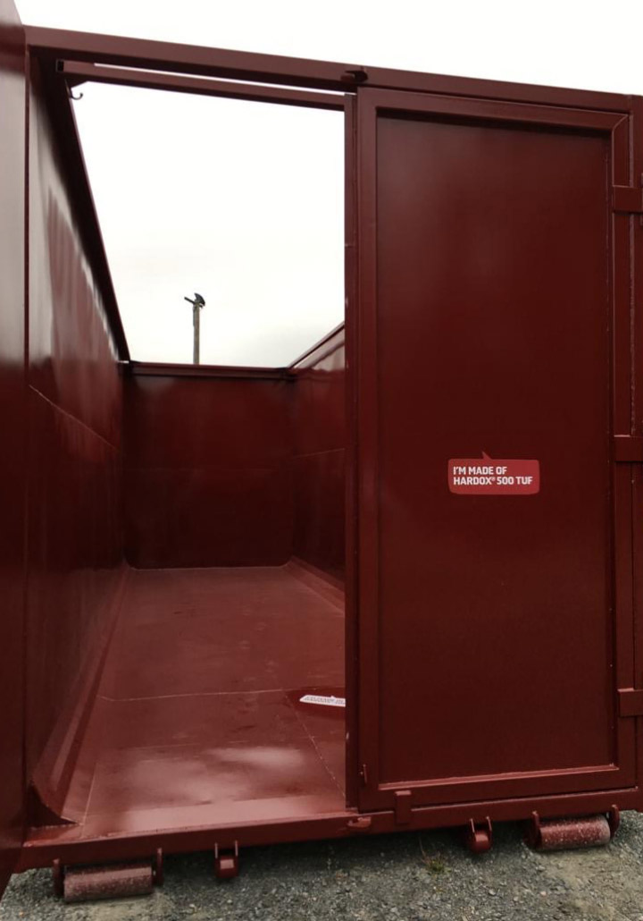 Une porte qui s'ouvre dans un container en acier Hardox® 500 Tuf dur et résilient.