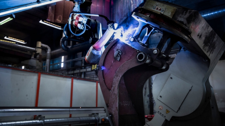 在Götene Ufo工厂里的挖掘机上焊接Hardox®悍达®耐磨钢。