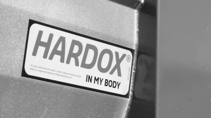 Czarno-białe logo Hardox® In My Body naklejone na certyfikowany sprzęt.