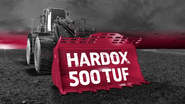 드라마틱한 회색 하늘을 배경으로 한 휠로더 버켓에 사용된 단단하고 질긴 Hardox® 500 Tuf 강종.