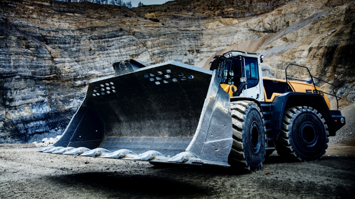 由Hardox® 500 Tuf制成的轮式装载机铲斗在采石场的恶劣条件下工作。