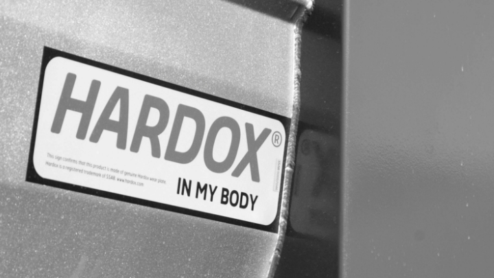 Hardox® In My Body -merkki kalustossa kertoo, että valmistuksessa on käytetty Hardox®-kulutusterästä ja tuote täyttää tiukimmat laatustandardit.