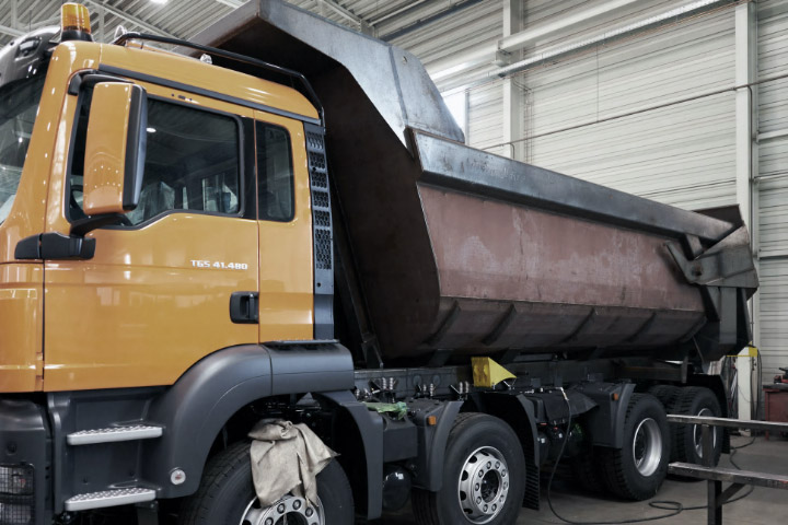 Lighter-weight tipper bodies made from Hardox® 500 Tuf plate are built for heavy duty in many vehicles and applications