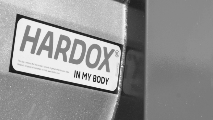 Semnul Hardox® In My Body de pe echipament înseamnă că este fabricat din oțel de uzură Hardox® și certificat la cea mai înaltă calitate