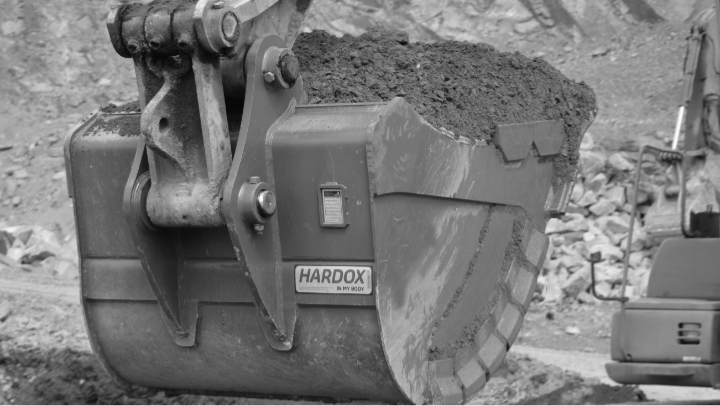 Un excavator încarcă într-o basculantă realizată din oțel Hardox® 450 rezistent și durabil