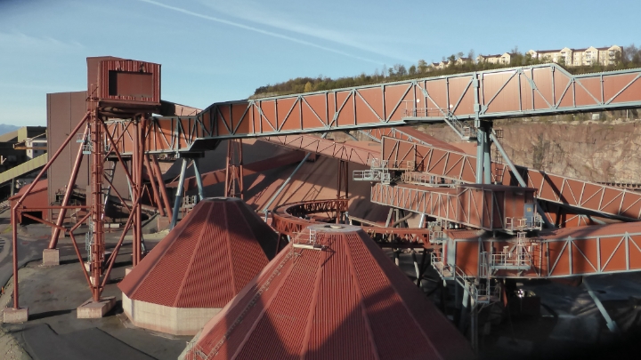 Massive mining conveyors that use extremely abrasion-resistant Hardox® wear steel. 
