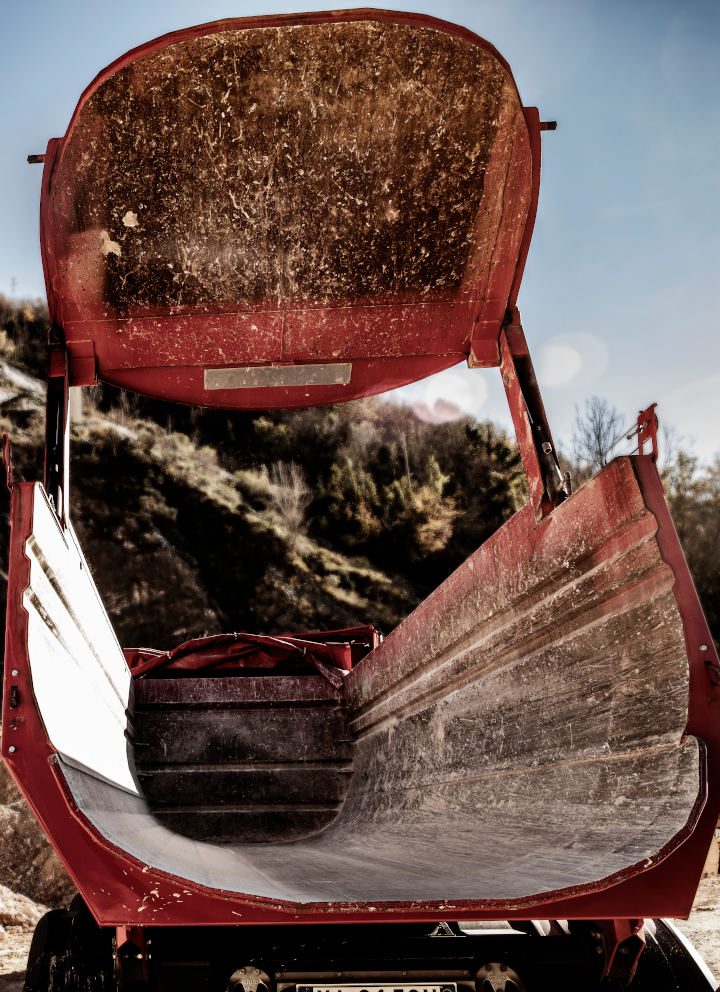 看看红色的自卸拖车车身。 采用 Hardox 500 Tuf 钢板制成，具有很高的耐久性和疲劳强度
