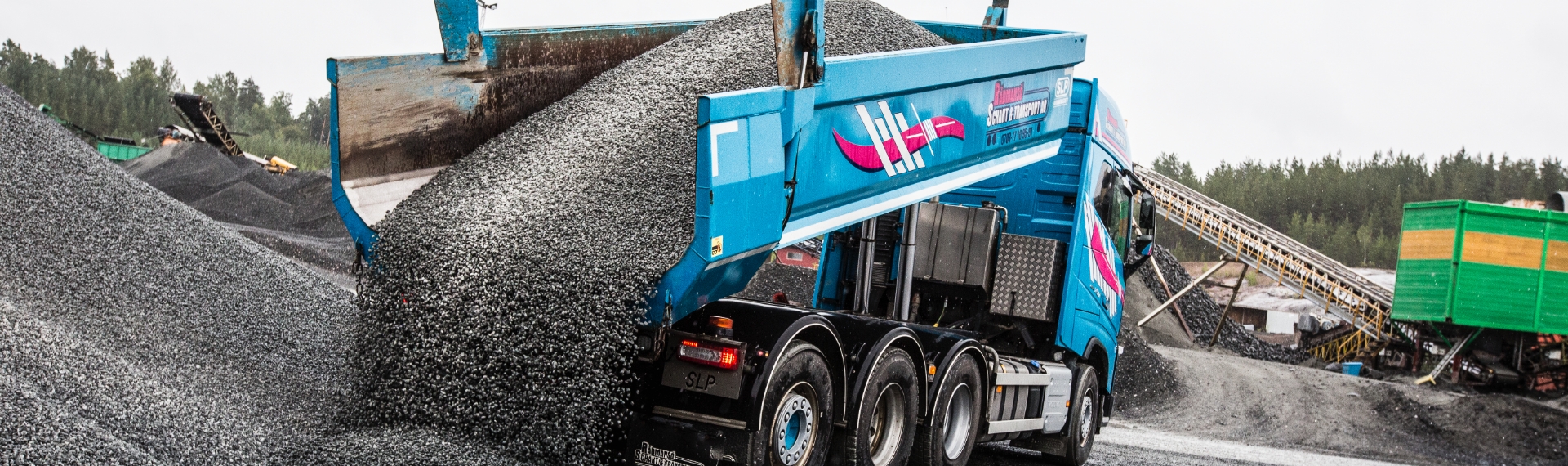Um caminhão basculante com carroceria feita com o Hardox® 500 Tuf, que descarrega toneladas de rochas abrasivas.