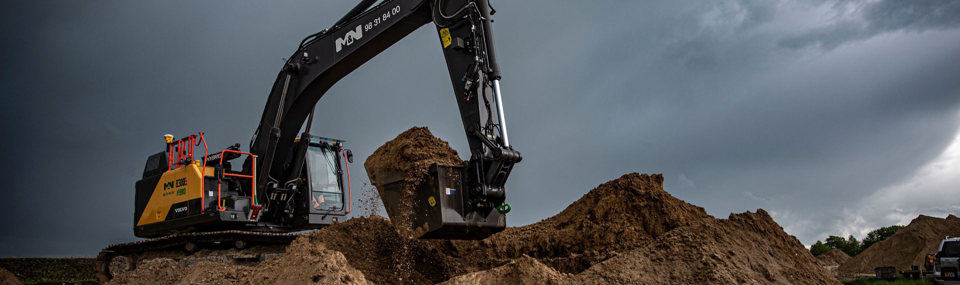 A strong yet lightweight excavator bucket made in Hardox® 500 Tuf steel, digging in the dirt.