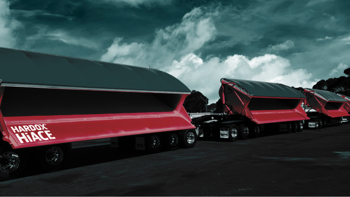 Side dumpers for transporting iron ore, made of corrosion-resistant Hardox® HiAce steel. 