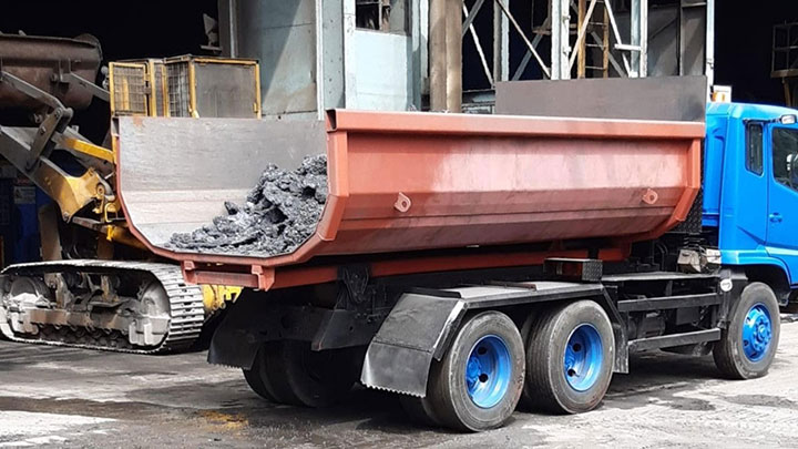 A slag dump truck, with body made in Hardox® HiTemp, a high temperature steel.