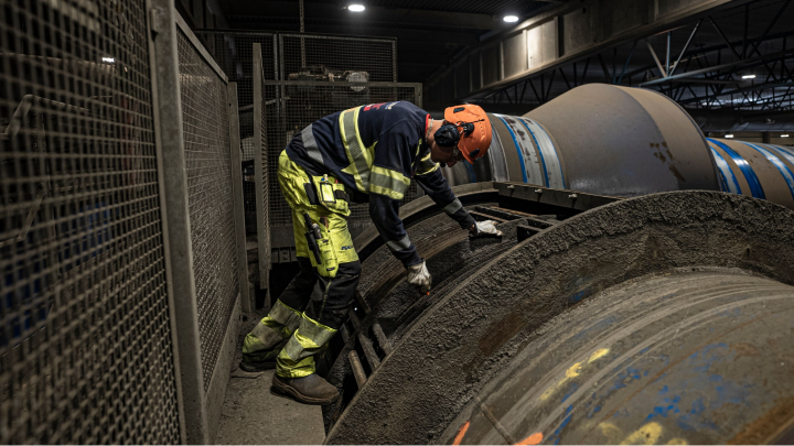 A man replacing the grid segments of the recycling drums at Stena Recycling. 