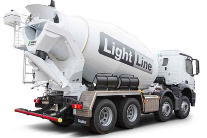 Fekete-fehér betonkeverő teherautó Hardox® kopásálló acélból készült keverődobbal.