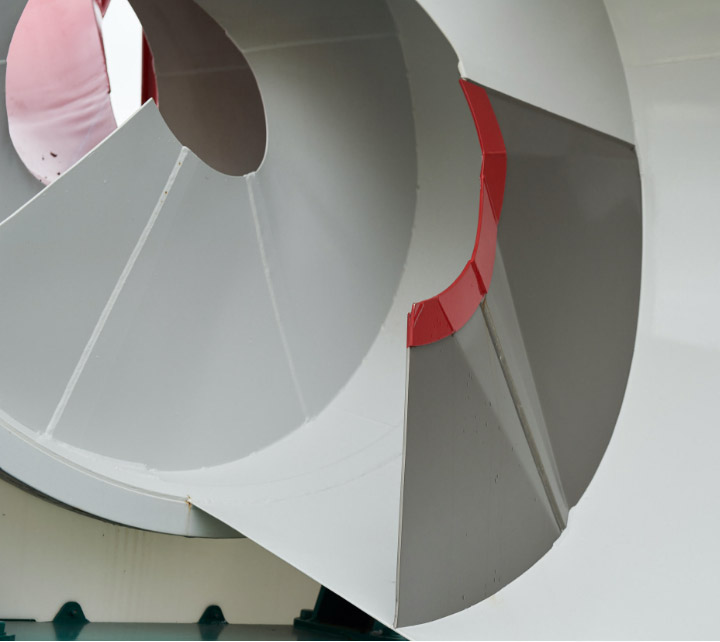 Primer plano del interior de un tambor de hormigonera fabricado con el acero antidesgaste Hardox® resistente y ligero