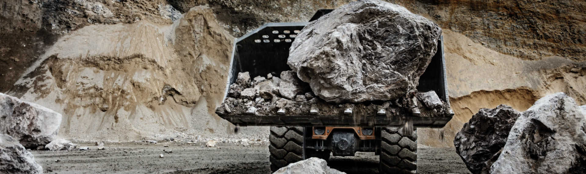 A wheel loader made in Hardox® steel in a quarry carrying a gigantic rock