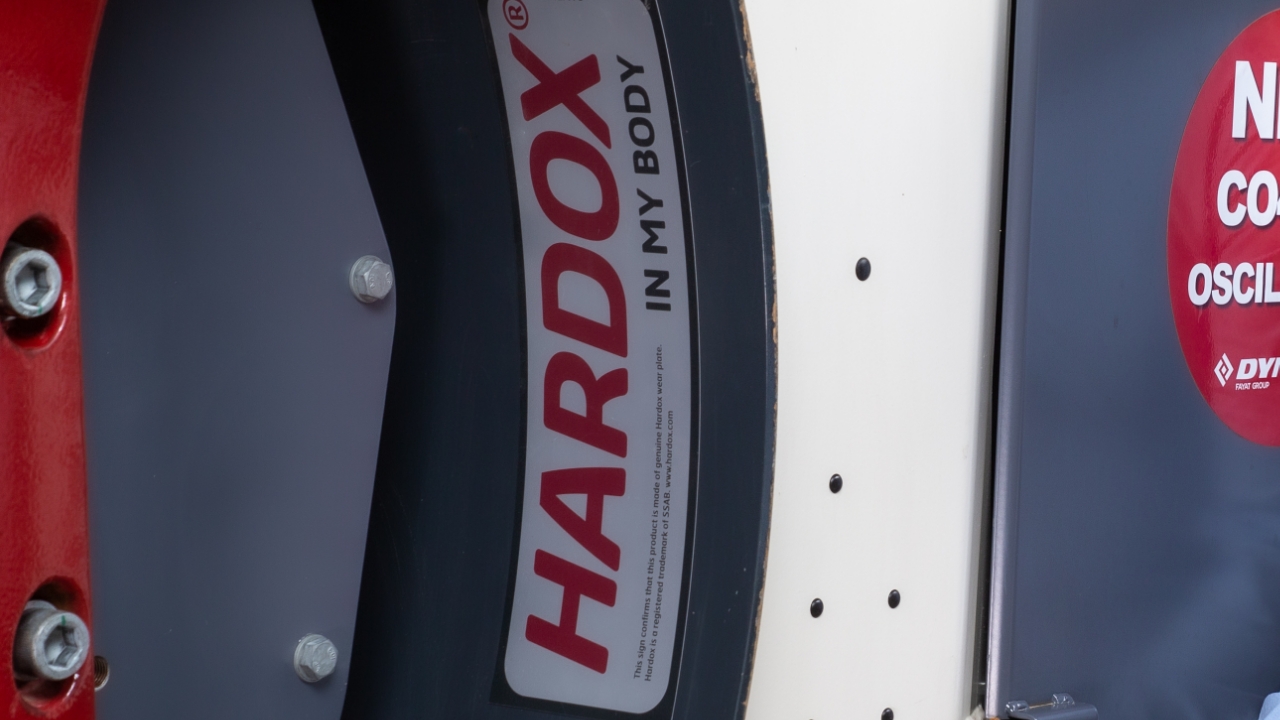 The Hardox® In My Body decal on an oscillating drum roller. This is a sign of the highest quality standards. 