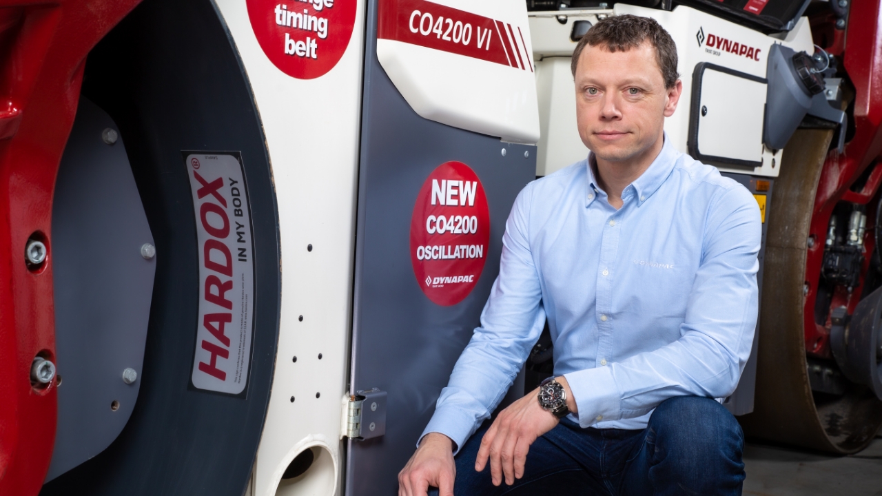 Manager Andreas Lager of Dynapac Compaction Equipment in front of an asphalt roller drum that is certified Hardox® In My Body.