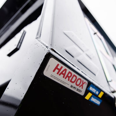 由 Hardox 500 Tuf 制成的自卸车，采用锥形侧板设计