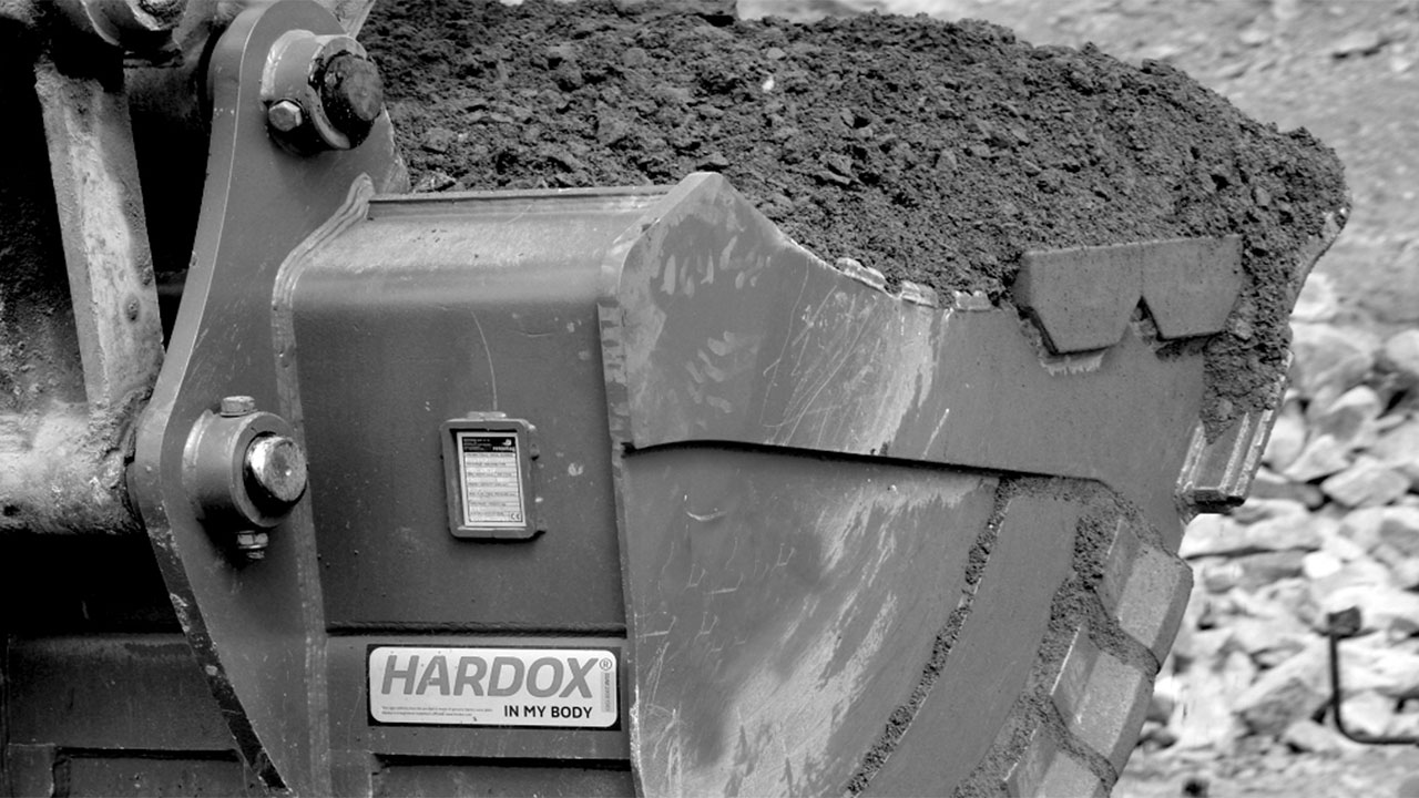 Экскаваторный ковш с маркировкой «Hardox In My Body»