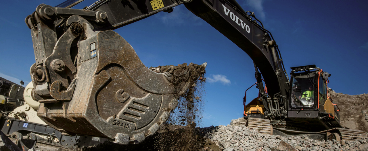 A Volvo excavator on a job site with excavator bucket made in extra-tough, high strength steel Hardox® 500 Tuf.