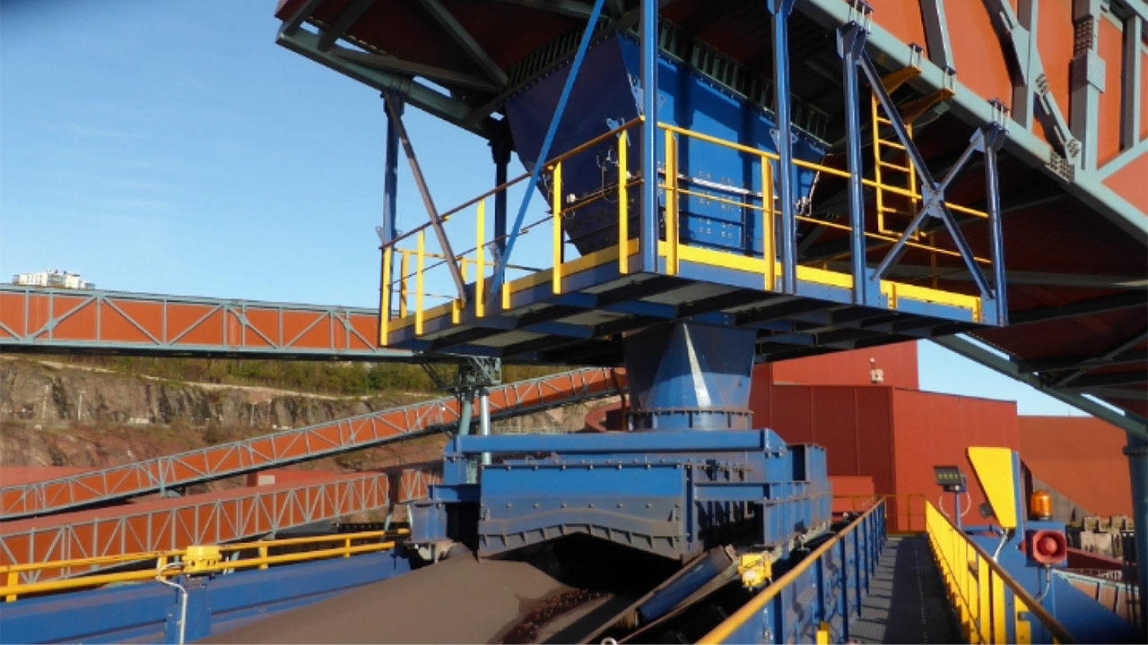 Blue, red and yellow mining equipment that uses extra-hard Hardox 600 steel plate to extend service life and maximize uptime.