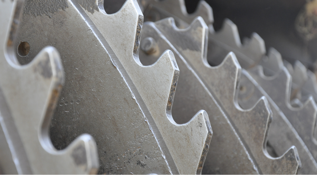 Close-up of a sugarcane machine’s rotor, with its shredder knives made in Hardox® Extreme steel. 