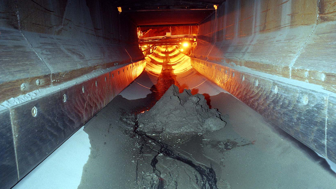 Steel liner plate made in Hardox® Extreme steel, in a transfer chute with highly abrasive flowing rock sludge. 