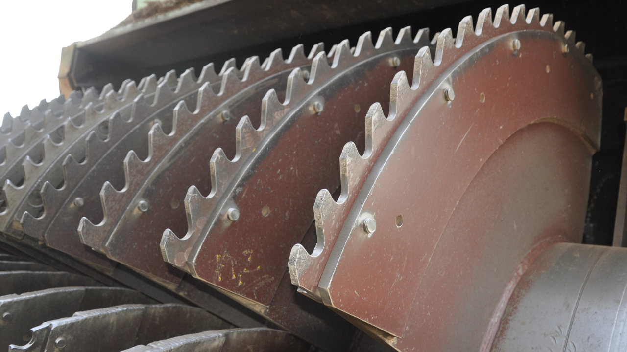 Rotor in a sugarcane shredding machine, with shredder knives made in Hardox® Extreme steel for extreme applications. 