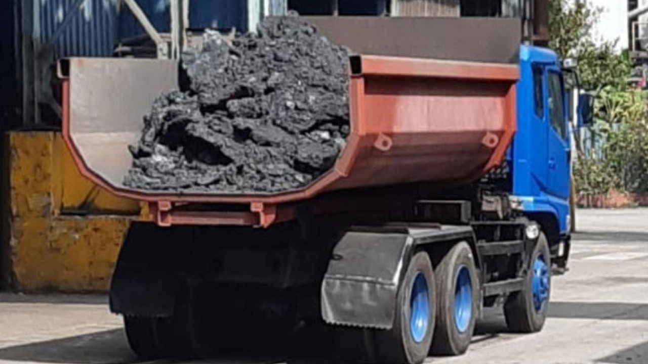 Dump truck with U-shaped body in Hardox® HiTemp steel, hauling steel plant slag. 