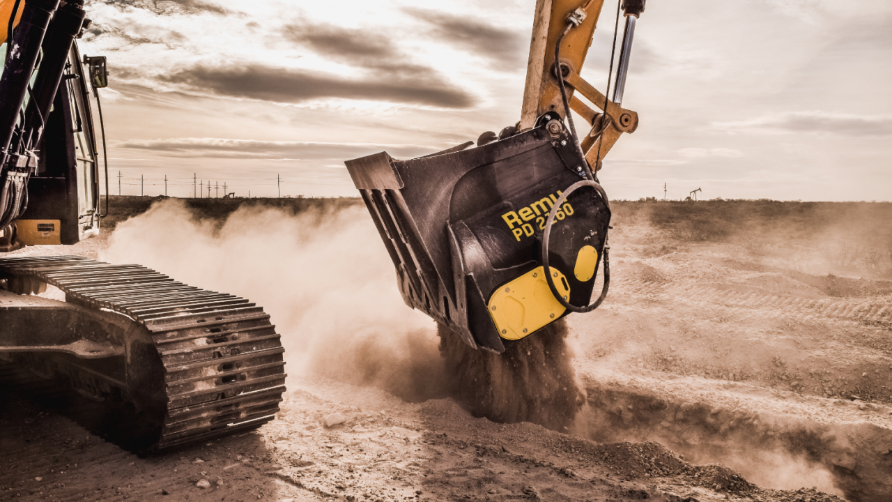 An screening bucket attached to an excavator that uses structural-grade Hardox® Tube steel