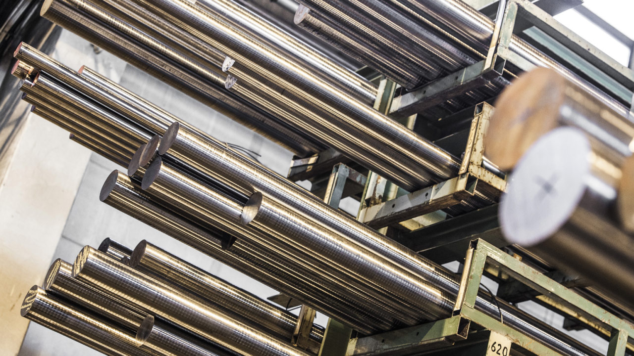 Shiny, bright steel bars in Hardox® steel have precise shapes and tight dimensional tolerances. 