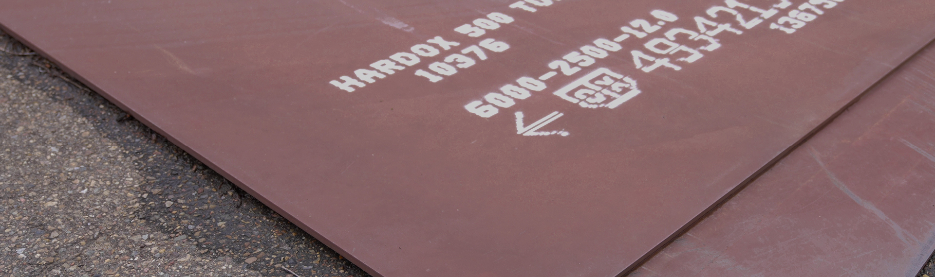 A plate of Hardox® 500 Tuf  wear steel, with the heading “Hardox® wear plate trademark guidelines”.