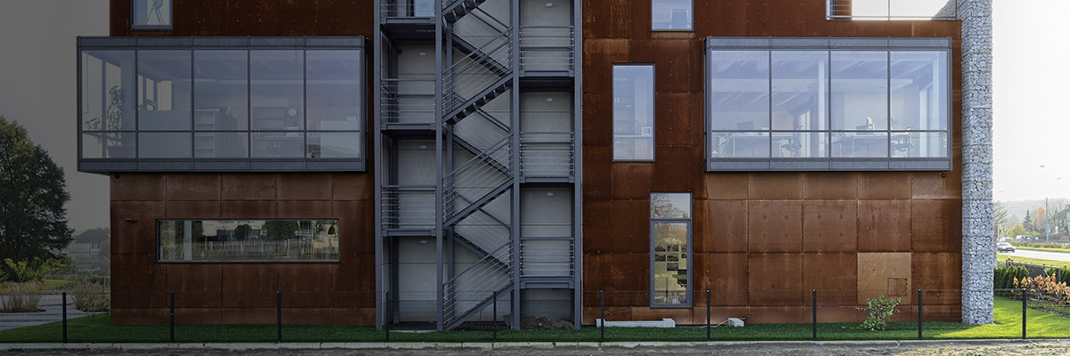 Fachada de acero COR-TEN® de un edificio de oficinas en Varsovia, Polonia