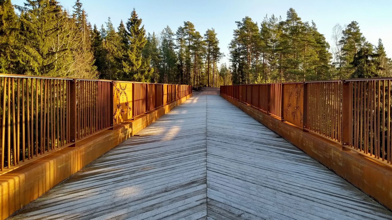 Kuusijärven silta kansallispuiston puunlatvojen tasalla.
