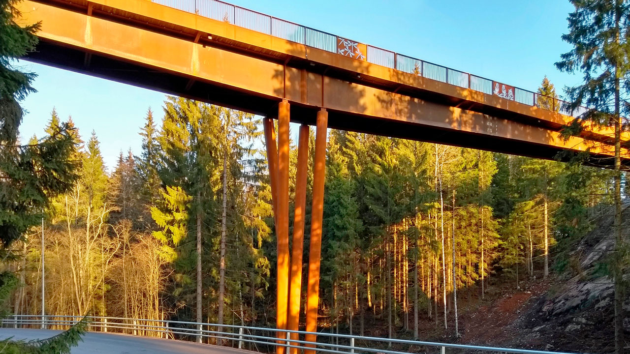 Kuusijärvi-Brücke mit Ausschnittdetails im Schutzgeländer